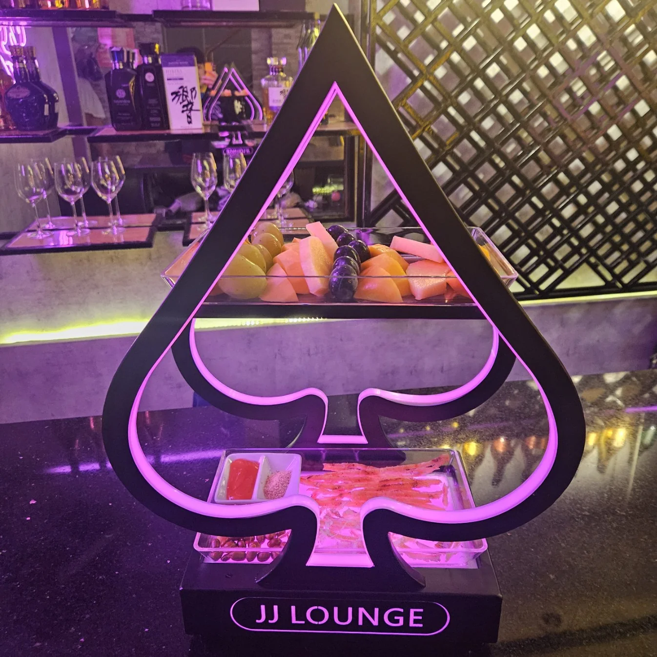 JJ LOUNGE 과일과 테이블 세팅